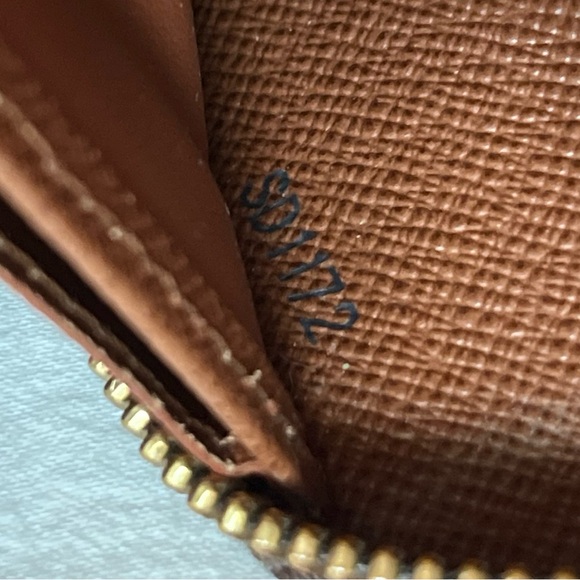 Louis Vuitton Monogram Zippy Wallet - Picture 12 of 16